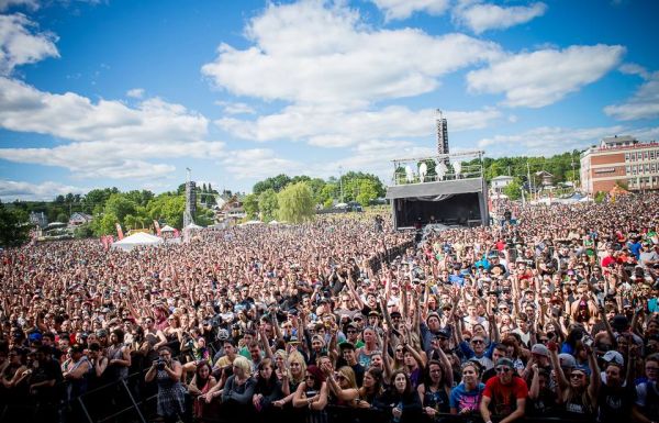 Large crowd of people at Rockfest